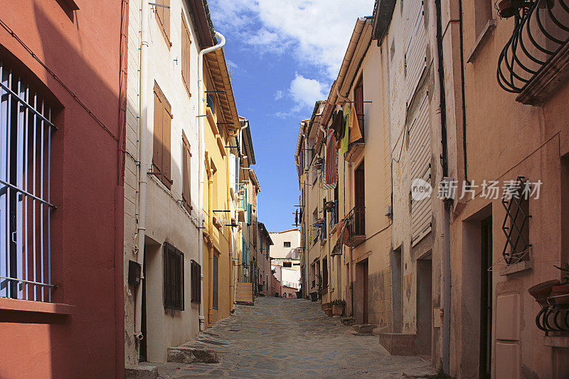 色彩斑斓的狭窄街道(Rue de la libert<s:1>)在港d'Avall, Collioure, pyr<s:1> - orientales, Occitanie，法国